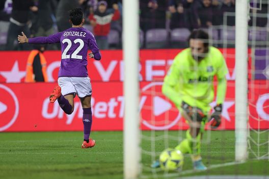 FLORENCE, ITALY - JANUARY 07: Nicolas Ivan Gonzalez of ACF Fiorentina celebrates after scoring a goal during the Serie A match between ACF Fiorentina and US Sassuolo at Stadio Artemio Franchi on January 7, 2023 in Florence, Italy. (Photo by Gabriele Maltinti/Getty Images) CorFio: “Non solo il Leicester su Nico. Ecco l’Atletico e lui riflette”- immagine 2