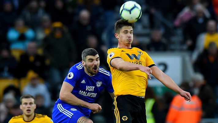 WOLVERHAMPTON, ENGLAND - MARCH 02: Leander Dendonker of Wolverhampton Wanderers is challenged by Callum Paterson of Cardiff City during the Premier League match between Wolverhampton Wanderers and Cardiff City at Molineux on March 02, 2019 in Wolverhampton, United Kingdom. (Photo by Tony Marshall/Getty Images) Mercato Lazio – Dall’Inghilterra sono certi: occhi su Dendoncker - immagine 1