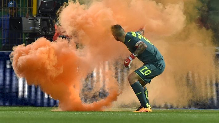 PALERMO, ITALY - APRIL 10:  Stefano Sorrentino of Palermo as a flare is launched by fan during the Serie A match between US Citta di Palermo and SS Lazio at Stadio Renzo Barbera on April 10, 2016 in Palermo, Italy.  (Photo by Tullio M. Puglia/Getty Images) 