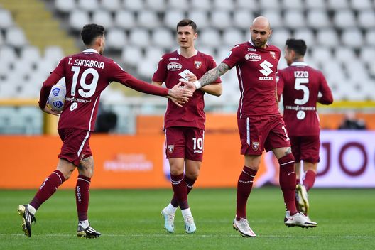 TURIN, ITALY - MARCH 17: Simone Zaza of Torino F.C. celebrates with Antonio Sanabria after scoring his sides first goal during the Serie A match between Torino FC and US Sassuolo at Stadio Olimpico di Torino on March 17, 2021 in Turin, Italy. Sporting stadiums around Italy remain under strict restrictions due to the Coronavirus Pandemic as Government social distancing laws prohibit fans inside venues resulting in games being played behind closed doors. (Photo by Valerio Pennicino/Getty Images) Calciomercato Torino, la Liga torna su Zaza: tre club interessati al giocatore- immagine 2