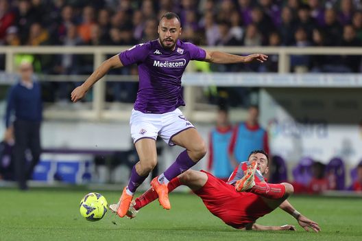 FLORENCE, ITALY - APRIL 27: Arthur Mendonça Cabral of ACF Fiorentina in action during of the Coppa Italia Semi Final match between ACF Fiorentina and US Cremonese at Stadium Artemio Franchi on April 27, 2023 in Florence, Italy. (Photo by Gabriele Maltinti/Getty Images) Adesso la Conference League. Italiano sceglie i titolari si affida a Cabral- immagine 2