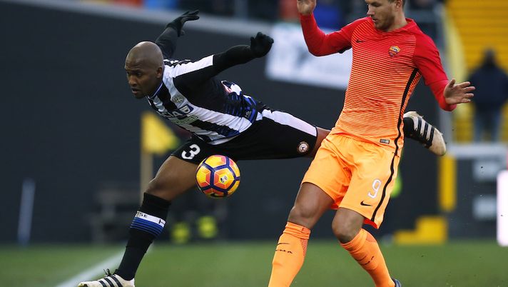 Udinese's Brazilian defender Santos Samir De Souza (L) fights for the ball with AS Roma's Bosnian forward Edin Dzeko (R) during the Italian Serie A football match between Udinese and As Roma on January 15, 2017 at the Dacia Arena Stadium in Udine. / AFP / MARCO BERTORELLO (Photo credit should read MARCO BERTORELLO/AFP/Getty Images) Verso l’asta: cinque terzini low cost pronti a stupire per questa stagione al fantacalcio - immagine 1