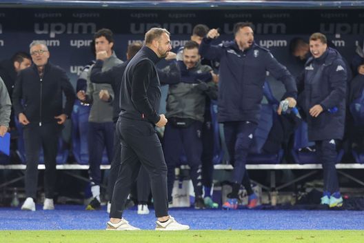 EMPOLI, ITALY - NOVEMBER 11: Paolo Zanetti manager of Empoli FC celebrates the victory after the Serie A match between Empoli FC and US Cremonese at Stadio Carlo Castellani on November 11, 2022 in Empoli, Italy. (Photo by Gabriele Maltinti/Getty Images) Zanetti: “Punto che nasce dal lavoro sulla mentalità. Non abbiamo ripetuto l’errore di uscire dal campo” - immagine 1