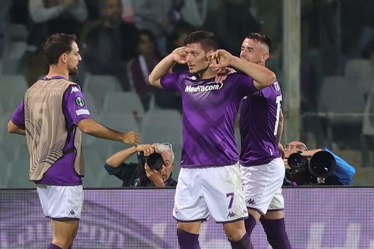 FLORENCE, ITALY - OCTOBER 27: Luka Jovic of ACF Fiorentina celebrates after scoring a goal during the UEFA Europa Conference League group A match between ACF Fiorentina and Istanbul Basaksehir at Stadio Artemio Franchi on October 27, 2022 in Florence, Italy. (Photo by Gabriele Maltinti/Getty Images) Sandrelli: “Jovic, se segna, può dire tutto. Kouamè? Ha stravolto l’attacco”- immagine 2