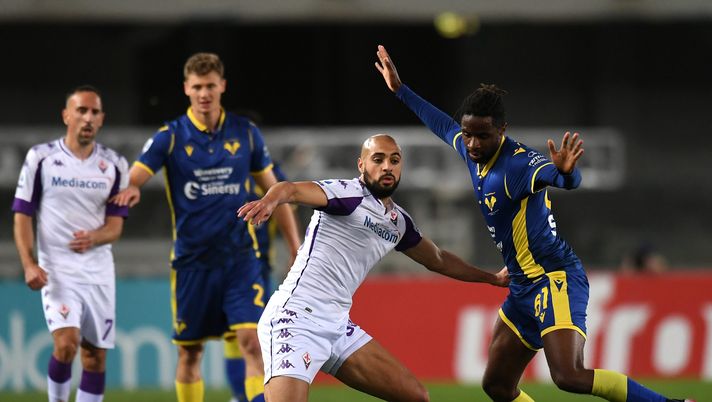 VERONA, ITALY - APRIL 20: Adrien Tameze of Hellas Verona F.C. and Sofyan Amrabat of ACF Fiorentina  battle for the ball   during the Serie A match between Hellas Verona FC and ACF Fiorentina at Stadio Marcantonio Bentegodi on April 20, 2021 in Verona, Italy. Sporting stadiums around Italy remain under strict restrictions due to the Coronavirus Pandemic as Government social distancing laws prohibit fans inside venues resulting in games being played behind closed doors. (Photo by Alessandro Sabattini/Getty Images) 