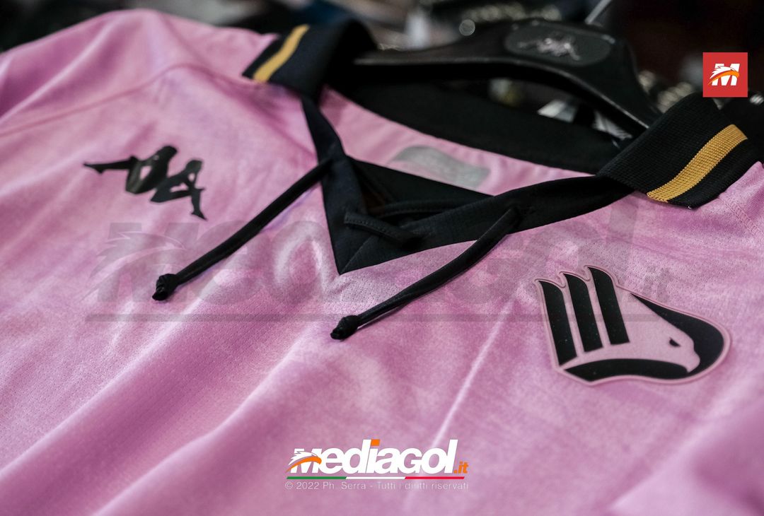FOTO PALERMO, al via la vendita delle maglie del Palermo 22/23 (Gallery) - immagine 4