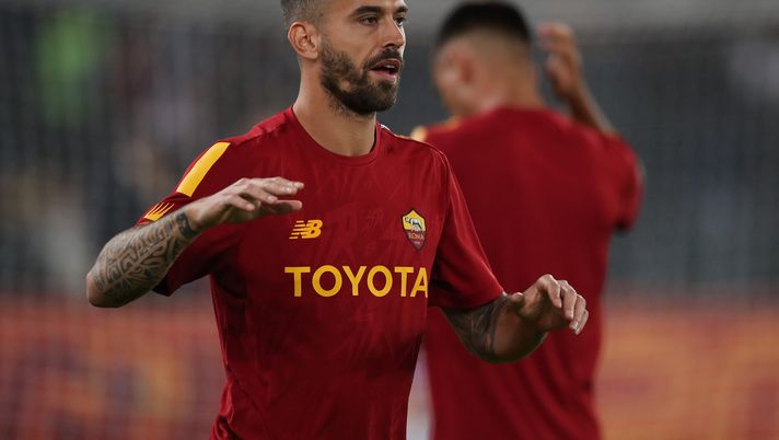 ROME, ITALY - OCTOBER 09: Leonardo Spinazzola of AS Roma warms up prior to the Serie A match between AS Roma and US Lecce at Stadio Olimpico on October 09, 2022 in Rome, Italy. (Photo by Paolo Bruno/Getty Images) spinazzola napoli roma mourinho celik