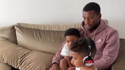 Wijnaldum, relax in famiglia e tutore in bella vista