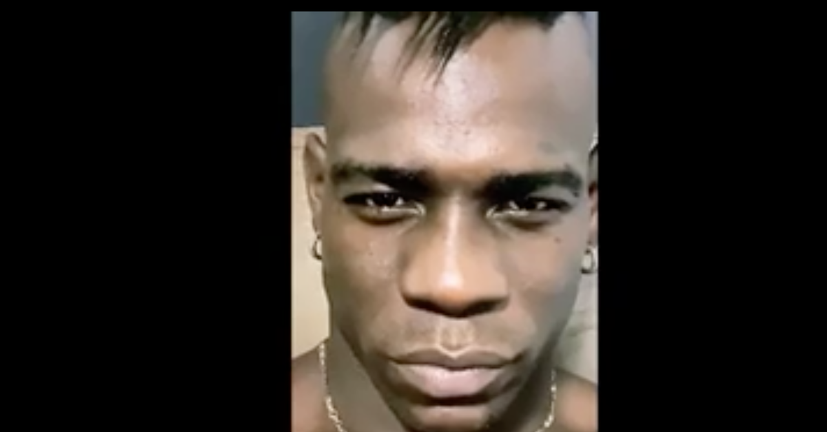 Video Il Nuovo Look Di Balotelli Lattaccante Stupisce Tutti Così Golssip 2512