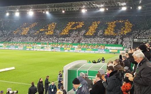 Grande coreografia per i tifosi di casa del Rapid Vienna nel derby finito 2-2 Grande coreografia per i tifosi di casa del Rapid Vienna nel derby finito 2-2