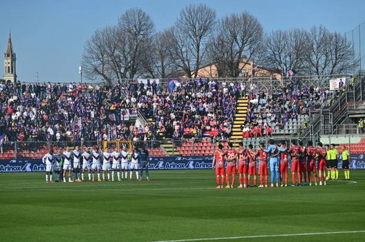 CREMONA, ITALY - MARCH 12: A minute of silence for the victims of Cutro's shipreck is held before the Serie A match between US Cremonese and ACF Fiorentina at Stadio Giovanni Zini on March 12, 2023 in Cremona, Italy. (Photo by Marco M. Mantovani/Getty Images) Il regalo di Radu e il miracolo di Sirigu: Fiorentina, guai a rilassarsi- immagine 2