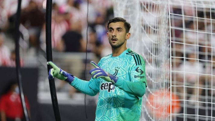 LAS VEGAS, NEVADA - JULY 22: Goaltender Mattia Perin #36 of Juventus looks for a new ball after a shot against him by Chivas went out of bounds during their preseason friendly match at Allegiant Stadium on July 22, 2022 in Las Vegas, Nevada. Juventus defeated Chivas 2-0. (Photo by Ethan Miller/Getty Images) Perin, De Sciglio, McKennie, Vlahovic: dubbi e certezze nella formazione della Juve - immagine 1