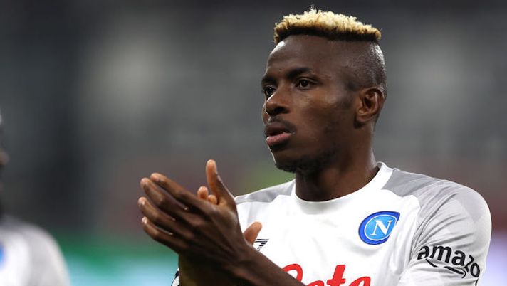 FRANKFURT AM MAIN, GERMANY - FEBRUARY 21: Victor Osimhen of SSC Napoli applauds fans after the UEFA Champions League round of 16 leg one match between Eintracht Frankfurt and SSC Napoli at Deutsche Bank Park on February 21, 2023 in Frankfurt am Main, Germany. (Photo by Christian Kaspar-Bartke/Getty Images) ? VIDEO – Cosa sta succedendo in Serie A e al fanta con Fabrizio Romano - immagine 1