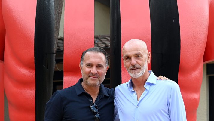 CAIRATE, ITALY - SEPTEMBER 04: Founder & Managing Partner at RedBird Capital Partners Gerry Cardinale and head coach AC Milan Stefano Pioli pose for a photo after the AC Milan training session at Milanello on September 04, 2022 in Cairate, Italy. (Photo by Claudio Villa/AC Milan via Getty Images) Cardinale: “Vi spiego cos’è il ‘Content is King’, amo la democrazia” - immagine 1