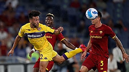 ROME, ITALY - AUGUST 22: Nicolas Gonzalez of ACF Fiorentina competes for the ball with Roger Ibanez of AS Roma during the Serie A match between AS Roma v ACF Fiorentina at Stadio Olimpico on August 22, 2021 in Rome, Italy. (Photo by Paolo Bruno/Getty Images) ROME, ITALY - AUGUST 22: Nicolas Gonzalez of ACF Fiorentina competes for the ball with Roger Ibanez of AS Roma during the Serie A match between AS Roma v ACF Fiorentina at Stadio Olimpico on August 22, 2021 in Rome, Italy. (Photo by Paolo Bruno/Getty Images)