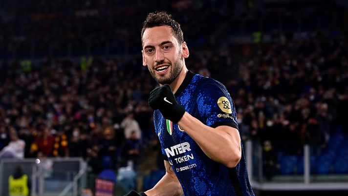 ROME, ITALY - DECEMBER 04: Hakan Calhanoglu of FC Internazionale celebrates after scoring his team's first goal during the Serie A match between AS Roma and FC Internazionale at Stadio Olimpico on December 04, 2021 in Rome, Italy. (Photo by Mattia Ozbot - Inter/Inter via Getty Images) Markus Kauczinski, ex tecnico di Calhanoglu: “Che gol al Darmstadt, sull’esultanza nel derby…” - immagine 1