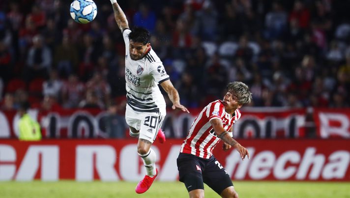 BUENOS AIRES, ARGENTINA - FEBRUARY 23: Milton Casco (L) of River Plate competes for the ball with Dario Sarmiento of Estudiantes during a match between Estudiantes and River Plate as part of Superliga 2019/20 at Estadio Jorge Luis Hirschi on February 23, 2020 in La Plata, Argentina. (Photo by Marcos Brindicci/Getty Images) BUENOS AIRES, ARGENTINA - FEBRUARY 23: Milton Casco (L) of River Plate competes for the ball with Dario Sarmiento of Estudiantes during a match between Estudiantes and River Plate as part of Superliga 2019/20 at Estadio Jorge Luis Hirschi on February 23, 2020 in La Plata, Argentina. (Photo by Marcos Brindicci/Getty Images)