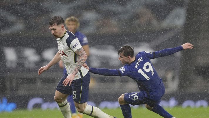 LONDON, ENGLAND - FEBRUARY 04: Pierre-Emile Hoejbjerg of Tottenham Hotspur runs with the ball under pressure from Mason Mount of Chelsea during the Premier League match between Tottenham Hotspur and Chelsea at Tottenham Hotspur Stadium on February 04, 2021 in London, England. Sporting stadiums around the UK remain under strict restrictions due to the Coronavirus Pandemic as Government social distancing laws prohibit fans inside venues resulting in games being played behind closed doors. (Photo by Kirsty Wigglesworth - Pool/Getty Images) LONDON, ENGLAND - FEBRUARY 04: Pierre-Emile Hoejbjerg of Tottenham Hotspur runs with the ball under pressure from Mason Mount of Chelsea during the Premier League match between Tottenham Hotspur and Chelsea at Tottenham Hotspur Stadium on February 04, 2021 in London, England. Sporting stadiums around the UK remain under strict restrictions due to the Coronavirus Pandemic as Government social distancing laws prohibit fans inside venues resulting in games being played behind closed doors. (Photo by Kirsty Wigglesworth - Pool/Getty Images)
