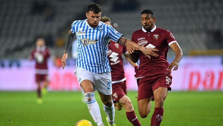 TURIN, ITALY - DECEMBER 21:  Gleison Bremer (R) of Torino FC competes with Andrea Petagna of SPAL during the Serie A match between Torino FC and SPAL at Stadio Olimpico di Torino on December 21, 2019 in Turin, Italy.  (Photo by Valerio Pennicino/Getty Images) 