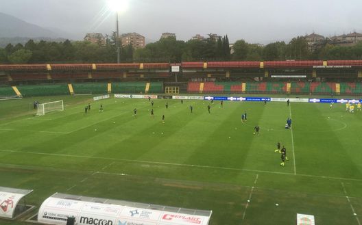 Stadio Liberati, nuvoloni nerissimi già durante il riscaldamento Stadio Liberati, nuvoloni nerissimi già durante il riscaldamento