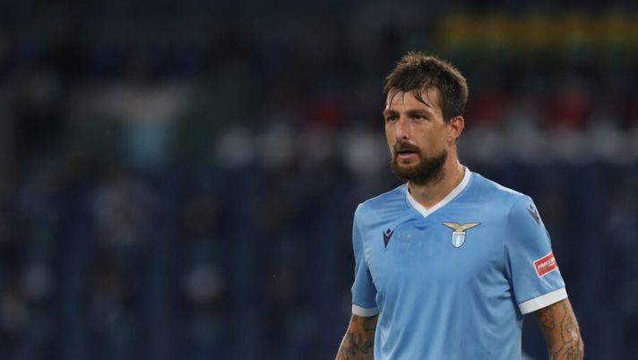 ROME, ITALY - AUGUST 28: Francesco Acerbi of SS Lazio looks on during the Serie A match between SS Lazio and Spezia Calcio at Stadio Olimpico on August 28, 2021 in Rome, Italy. (Photo by Paolo Bruno/Getty Images) UFFICIALE – L’Inter ha preso Acerbi: ecco come gestirlo al fantacalcio - immagine 1