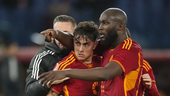 ROME, ITALY - JANUARY 03: Paulo Dybala of AS Roma celebrates with teammate Romelu Lukaku after scoring their team's second goal from the penalty spot during the Coppa Italia Round of 16 match between AS Roma and Cremonese at Stadio Olimpico on January 03, 2024 in Rome, Italy. (Photo by Paolo Bruno/Getty Images) Roma-Torino, formazioni ufficiali: la decisione su Dybala, Lukaku, Pellegrini, Smalling e Rodriguez - immagine 1
