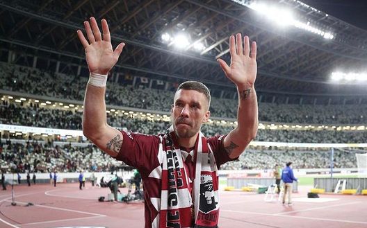 Lucas Podolski saluta i tifosi del Vissel Kobe Lucas Podolski saluta i tifosi del Vissel Kobe