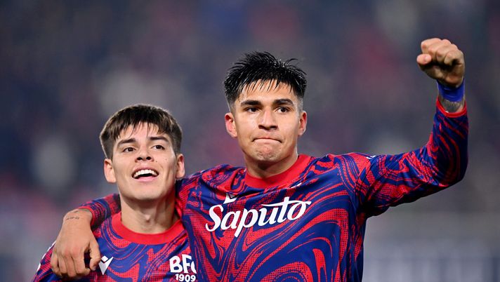 BOLOGNA, ITALY - DECEMBER 03: Santiago Castro of Bologna celebrates with teammate Benjamin Dominguez after scoring his team's fourth goal during the Coppa Italia match between Bologna FC and AC Monza at Renato Dall'Ara Stadium on December 03, 2024 in Bologna, Italy. (Photo by Alessandro Sabattini/Getty Images) Cor Sport – Le nazionali corteggiano i rossoblù: 10 pedine in meno per Italiano - immagine 1