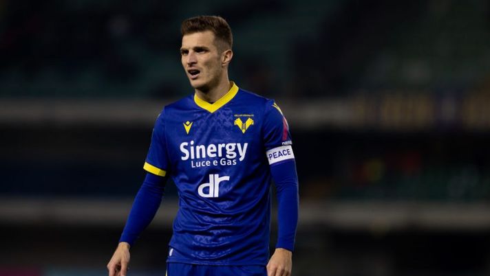 VERONA, ITALY - JANUARY 09: Darko Lazovic of Hellas Verona FC looks on during the Serie A match between Hellas Verona and US Cremonese at Stadio Marcantonio Bentegodi on January 09, 2023 in Verona, Italy. (Photo by Emmanuele Ciancaglini/Getty Images) Exploit all’ultima giornata: come gestire questi sette giocatori in chiave scambi- immagine 1
