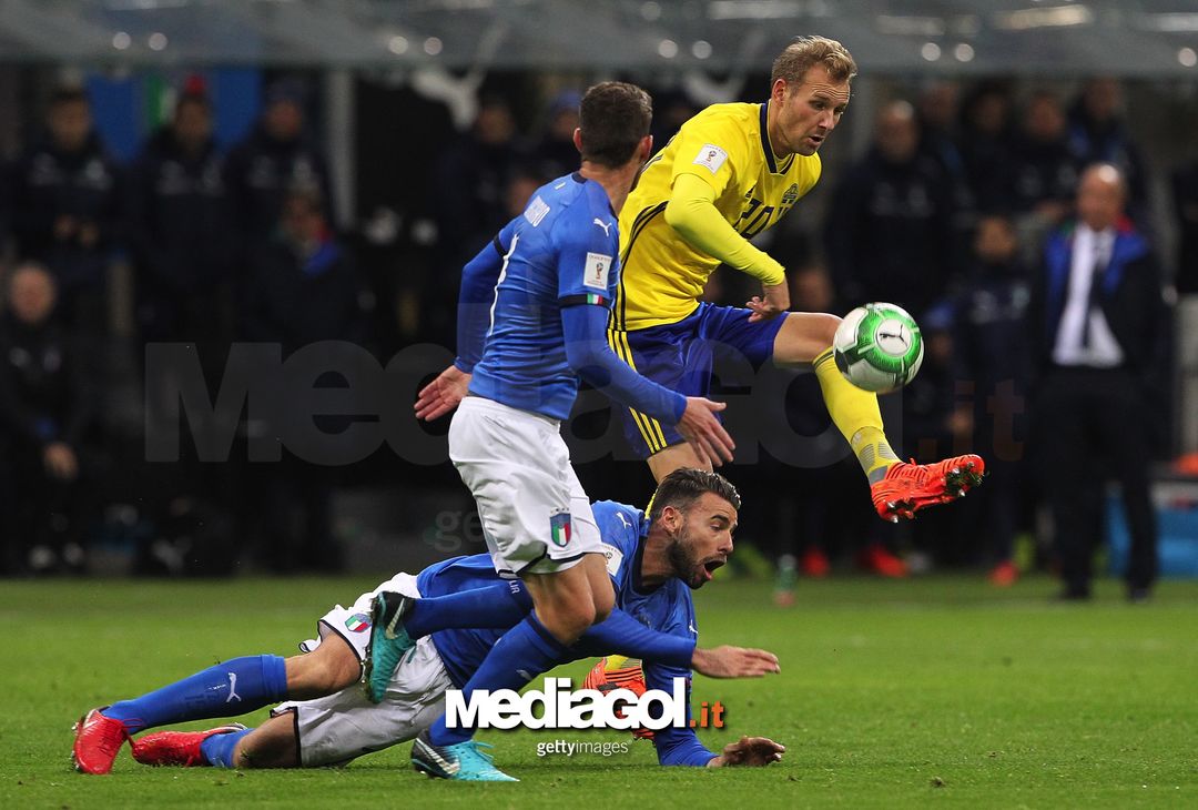  MILAN, ITALY - NOVEMBER 13:  Andrea Barzagli of Italy (L) competes for the ball with Ola Toivonen of Sweden during the FIFA 2018 World Cup Qualifier Play-Off: Second Leg between Italy and Sweden at San Siro Stadium on November 13, 2017 in Milan, Sweden.  (Photo by Marco Luzzani/Getty Images) 