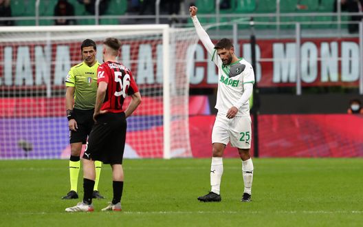 MILAN, ITALY - NOVEMBER 28: Domenico Berardi of US Sassuolo celebrates after scoring their side's third goal during the Serie A match between AC Milan and US Sassuolo at Stadio Giuseppe Meazza on November 28, 2021 in Milan, Italy. (Photo by Marco Luzzani/Getty Images) MILAN, ITALY - NOVEMBER 28: Domenico Berardi of US Sassuolo celebrates after scoring their side's third goal during the Serie A match between AC Milan and US Sassuolo at Stadio Giuseppe Meazza on November 28, 2021 in Milan, Italy. (Photo by Marco Luzzani/Getty Images)