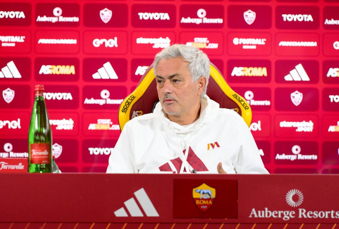 Trigoria, la conferenza stampa di Mourinho prima di Milan-Roma – FOTOGALLERY - immagine 8