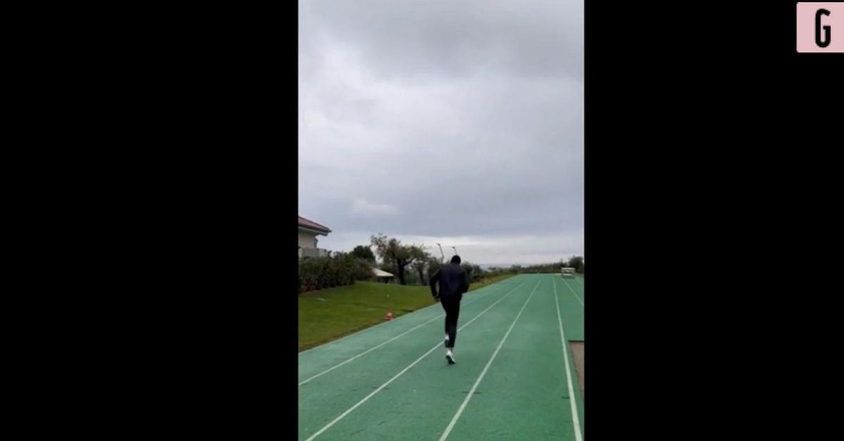 VIDEO / Jacobs non si ferma mai: corre anche sotto la pioggia