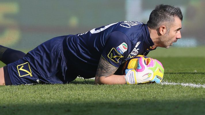 VERONA, ITALY - FEBRUARY 19:  Stefano Sorrentino of Chievo during the Serie A match between AC ChievoVerona and SSC Napoli at Stadio Marc'Antonio Bentegodi on February 19, 2017 in Verona, Italy.  (Photo by Maurizio Lagana/Getty Images) 