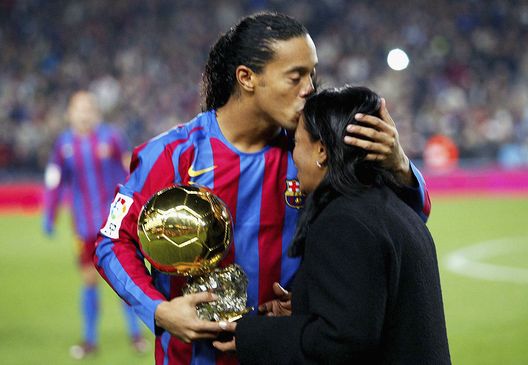 Ronaldinho e sua madre (getty images) Ronaldinho e sua madre (getty images)