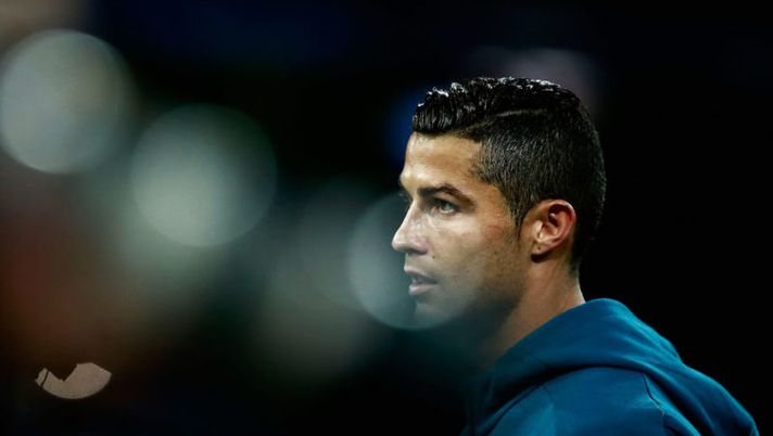 MADRID, SPAIN - OCTOBER 17: Cristiano Ronaldo of Real Madrid looks on during the UEFA Champions League group H match between Real Madrid and Tottenham Hotspur at Estadio Santiago Bernabeu on October 17, 2017 in Madrid, Spain. (Photo by Gonzalo Arroyo Moreno/Getty Images) Il CorSport: “Cristiano Ronaldo offerto prima al Napoli, De Laurentiis dice no” - immagine 1