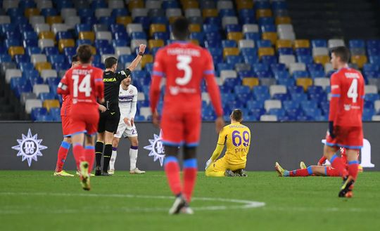 NAPLES, ITALY - JANUARY 13: Bartlomiej Dragowski of ACF Fiorentina is shown a red cardduring the Coppa Italia match between SSC Napoli and ACF Fiorentina at Stadio Diego Armando Maradona on January 13, 2022 in Naples, Italy. (Photo by Francesco Pecoraro/Getty Images) Dragowski, a giugno sarà addio. Piace Meret, se non rinnova col Napoli- immagine 2