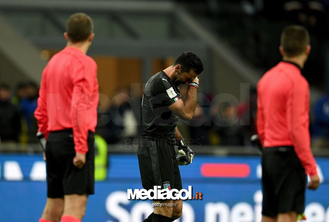  MILAN, ITALY - NOVEMBER 13:  Gianluigi Buffon of Italy dejected at the end of the FIFA 2018 World Cup Qualifier Play-Off: Second Leg between Italy and Sweden at San Siro Stadium on November 13, 2017 in Milan, Sweden.  (Photo by Claudio Villa/Getty Images) 