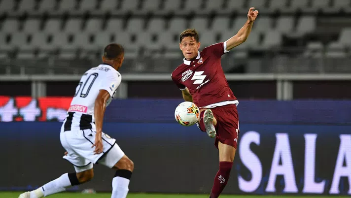 TURIN, ITALY - JUNE 23:  Sasa Lukic (R) of Torino FC controls the ball during the Serie A match between Torino FC and  Udinese Calcio at Stadio Olimpico di Torino on June 23, 2020 in Turin, Italy.  (Photo by Valerio Pennicino/Getty Images)