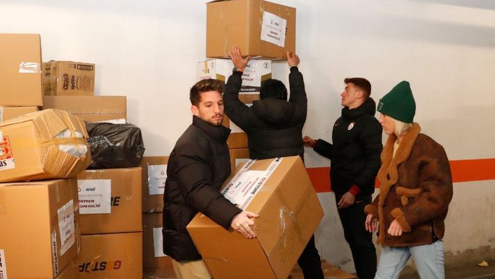 Twitter @GalatasaraySK Terremoto in Turchia, aiuti dal Galatasaray: in prima fila Mertens e la moglie - immagine 1