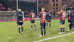 Genoa, i calciatori salutano i tifosi felici per aver visto i grifoni battaglieri (video)