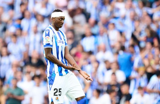 SAN SEBASTIAN, SPAIN - SEPTEMBER 03: Sadiq Umar of Real Sociedad celebrates after scoring goal during the LaLiga Santander match between Real Sociedad and Atletico de Madrid at Reale Arena on September 03, 2022 in San Sebastian, Spain. (Photo by Juan Manuel Serrano Arce/Getty Images) Sadiq, che sfortuna: rottura del legamento crociato del ginocchio destro - immagine 1