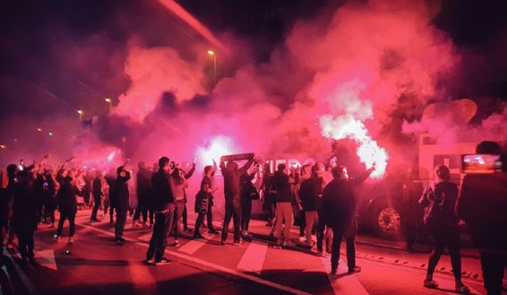 L'arrivo del bus dell'Oviedo è stato accolto così dai tifosi pre derby Asturie: il derby tra Oviedo e Gijon