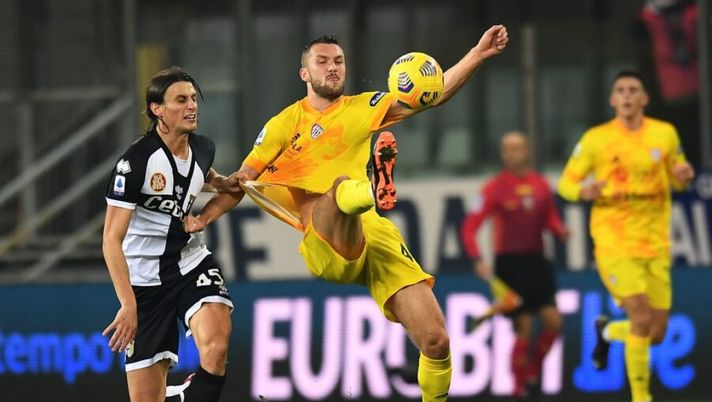PARMA, ITALY - DECEMBER 16: Roberto Inglese of Parma Calcio competes for the ball with Sebastian Walukiewicz of Cagliari Calcio during the Serie A match between Parma Calcio and Cagliari Calcio at Stadio Ennio Tardini on December 16, 2020 in Parma, Italy. (Photo by Alessandro Sabattini/Getty Images) Da evitare! Ecco gli sconsigliati per la 13a giornata al fantacalcio: non puntateci - immagine 1