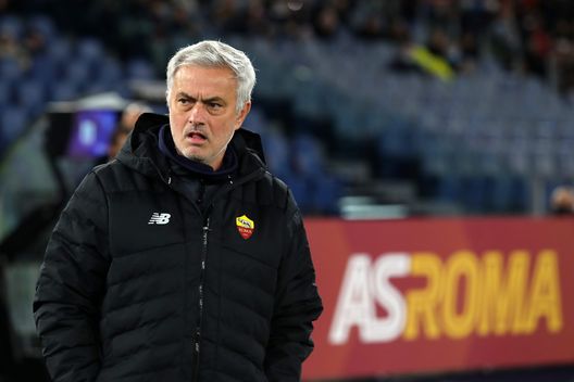 ROME, ITALY - NOVEMBER 28: Jose Mourinho, Head Coach of AS Roma looks on prior to the Serie A match between AS Roma and Torino FC at Stadio Olimpico on November 28, 2021 in Rome, Italy. (Photo by Paolo Bruno/Getty Images) Torino-Roma: la banda Juric con l’obiettivo 10° posto per chiudere bene l’anno- immagine 2