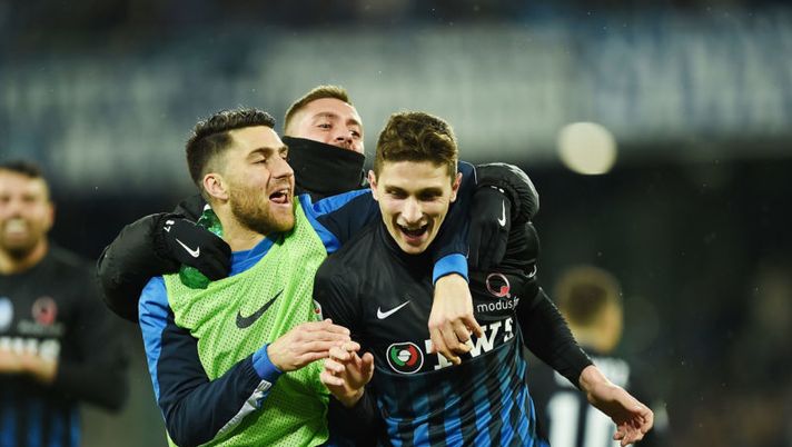 NAPLES, ITALY - FEBRUARY 25: Mattia Caldara of Atalanta celebrates after scoring goal 2-0 during the Serie A match between SSC Napoli and Atalanta BC at Stadio San Paolo on February 25, 2017 in Naples, Italy. (Photo by Francesco Pecoraro/Getty Images) Caldara, voto più alto di sempre per un difensore! Ecco la spiegazione Gazzetta - immagine 1