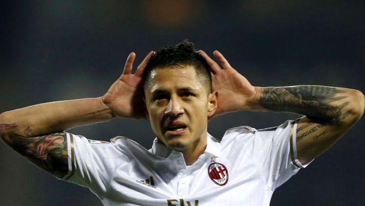 AC Milan's forward Gianluca Lapadula celebrates after scoring a goal during the Italian Serie A football match Empoli Vs AC Milan on November 26, 2016 at the 'Carlo Castellani' Stadium in Empoli.  / AFP / MARCO BERTORELLO        (Photo credit should read MARCO BERTORELLO/AFP/Getty Images)  Milan, Lapadula o Bacca: Montella ha deciso. Sorpresa in difesa - immagine 1