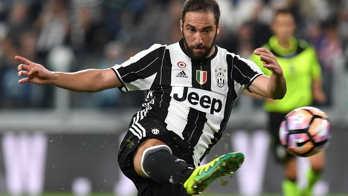 TURIN, ITALY - SEPTEMBER 21: Gonzalo Higuain of Juventus FC kicks the ball during the Serie A match between Juventus FC and Cagliari Calcio at Juventus Stadium on September 21, 2016 in Turin, Italy. (Photo by Valerio Pennicino/Getty Images) TURIN, ITALY - SEPTEMBER 21: Gonzalo Higuain of Juventus FC kicks the ball during the Serie A match between Juventus FC and Cagliari Calcio at Juventus Stadium on September 21, 2016 in Turin, Italy. (Photo by Valerio Pennicino/Getty Images)