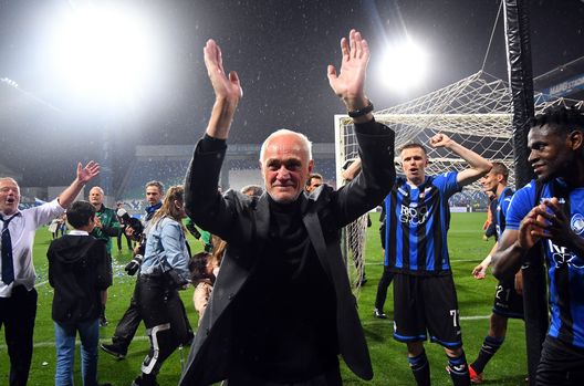 REGGIO NELL'EMILIA, ITALY - MAY 26: Antonio Percassi President of Atalanta BC celebrates the victory after the Serie A match between Atalanta BC and US Sassuolo at Mapei Stadium - Citta del Tricolore on May 26, 2019 in Reggio nell'Emilia, Italy (Photo by Alessandro Sabattini/Getty Images) Atalanta-Fiorentina, una questione di numeri: bilancio e valore, non c’è storia- immagine 2