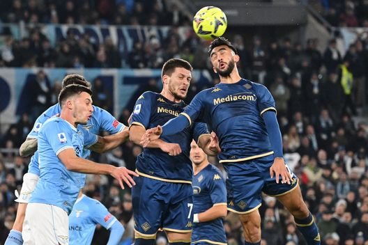 Fiorentina's Argentinian forward Nicolas Gonzalez (R) heads the ball during the Italian Serie A football match between Lazio and Fiorentina at the Olympic Stadium in Rome on January 29, 2023. (Photo by Alberto PIZZOLI / AFP) (Photo by ALBERTO PIZZOLI/AFP via Getty Images) Nico Gonzalez